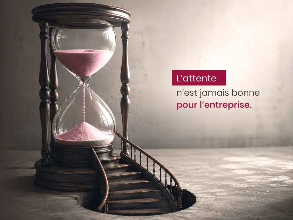 Repousser une décision est déjà une décision : un sablier avec un escalier vers le bas, symbole de décroissance. " L'attente n'est jamais bonne pour l'entreprise."