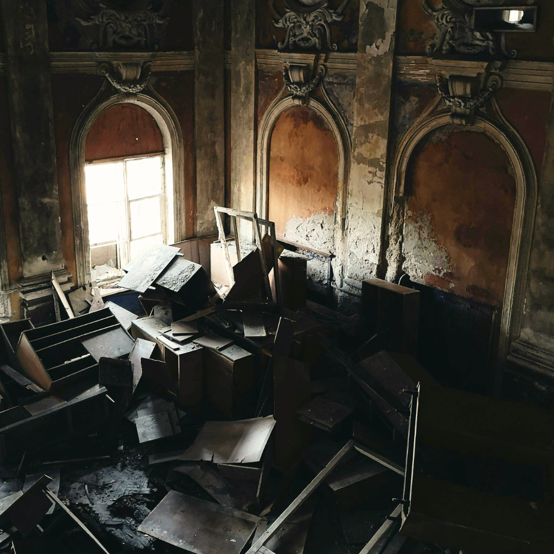 La procrastination, repousser des décisions peut mener au chaos et désorganiser l'entreprise. Métaphore d'un château en ruines