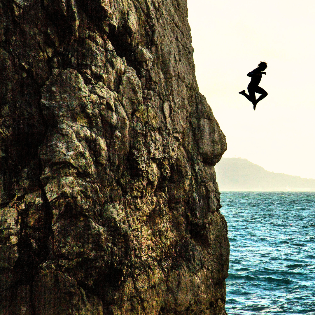 L'intuition pour décider : piège ou alliée du dirigeant quand on dirige une entreprise. Métaphore : un homme saute d'une falaise dans la mer