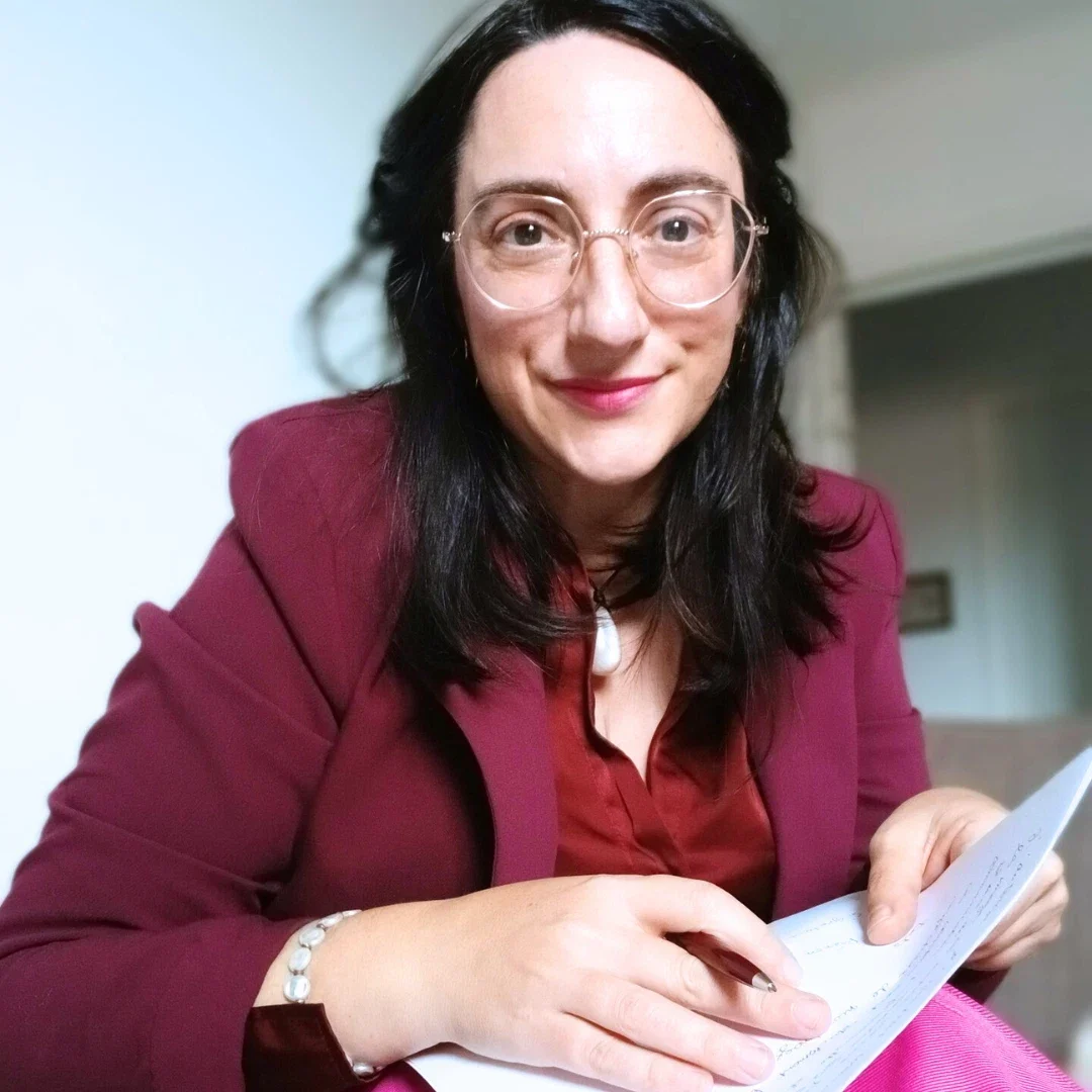 Magali Warcollier, avec un stylo et un papier, pour une méthode de prise de décision inspirée des expériences d'Einstein. 