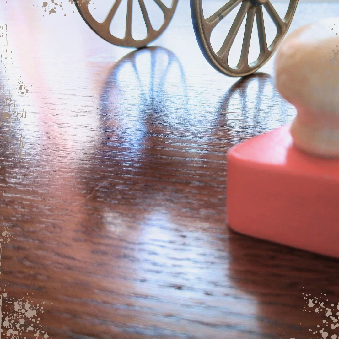 Des objets anciens sur une table servent à percevoir et hiérarchiser l'information. Expériences pionnières utiles à la prise de décision. 