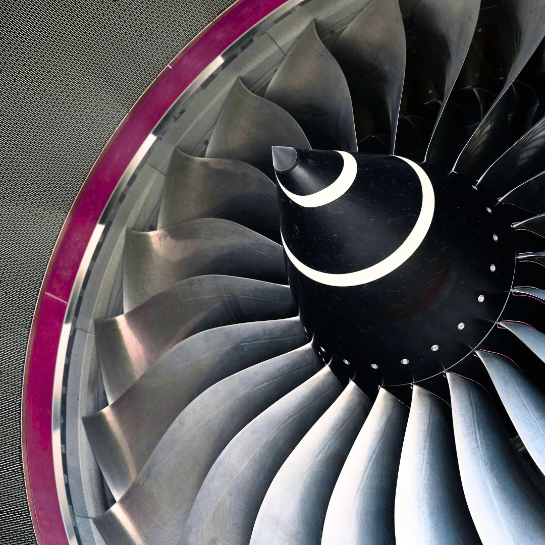 Vitesse et précision Un moteur d'avion illustre cette découverte en neuroscience : notre cerveau sait décider vite et bien. Puissance, vitesse et précision.