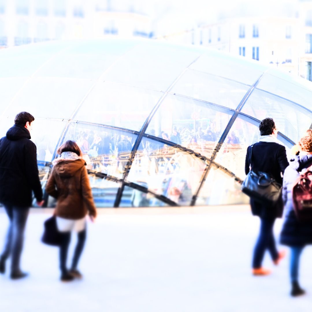 Avis dirigeant sur la Méthode Clarté5 pour décider rapidement. Des hommes et femmes d'affaires marchent fièrement.