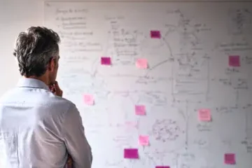 Penser autrement pour sortir de l'indécision. Un patron qui ne sait pas quoi faire face à la surcharge d'informations. Des post-it partout. Il cherche une solution pour trancher.