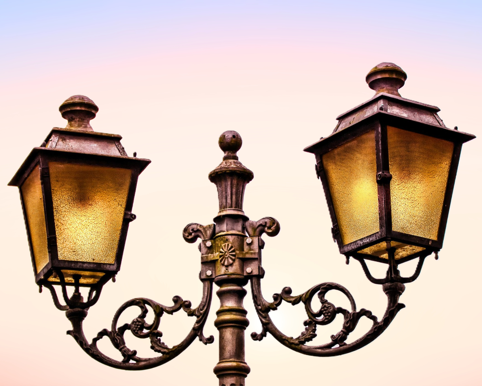 Le sparring partner éclaire la prise de décision des dirigeants d'entreprise. Metatphore d'un lampadaire à 2 lumières. 