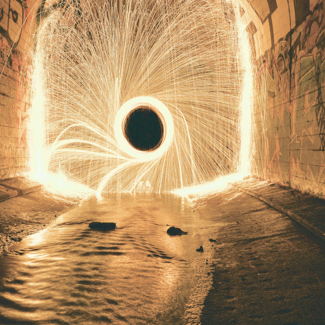 Diriger une entreprise : quand la saturation d'informations crée la paralysie décisionnelle. Métaphore d'un tunnel lumineux bouché