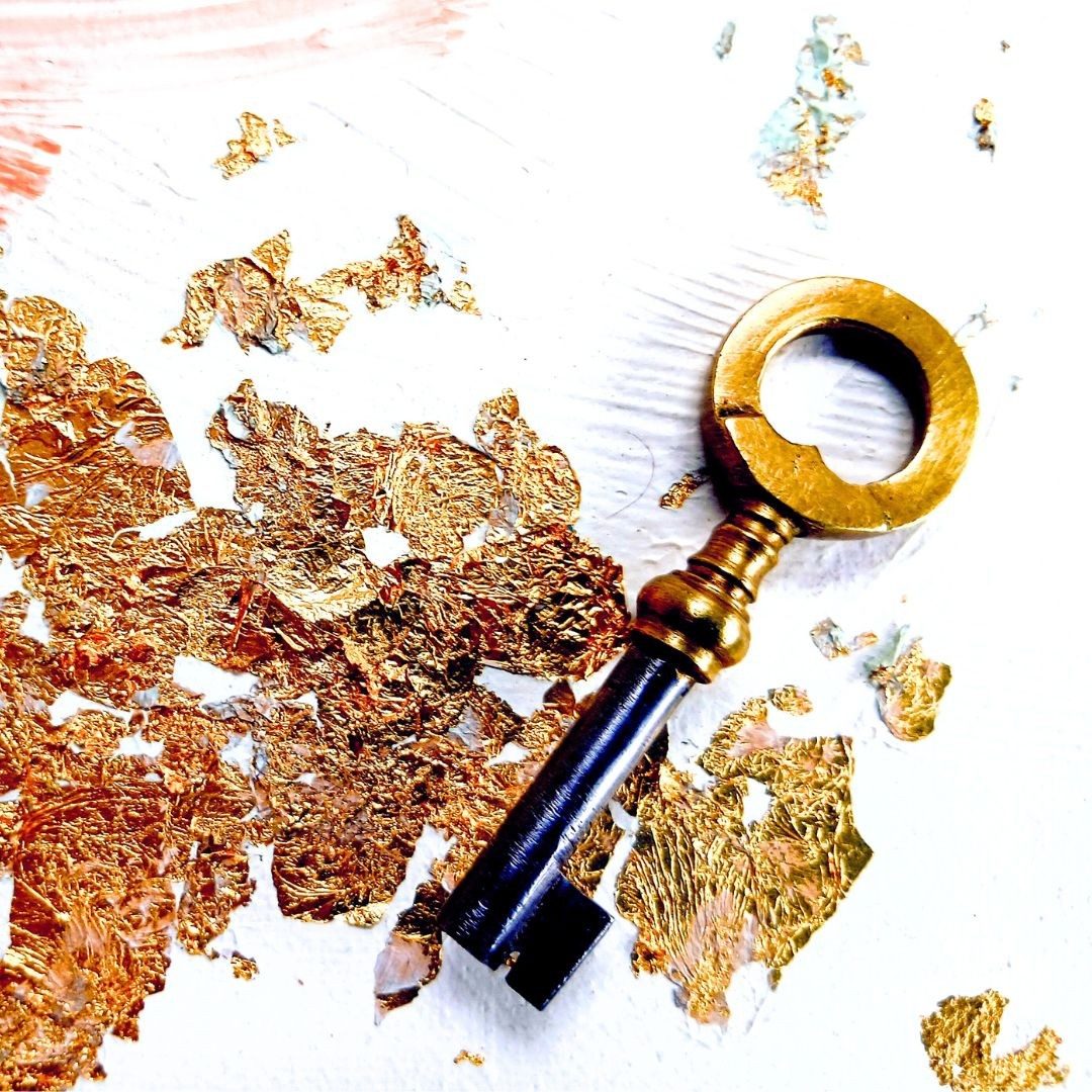 Neurosciences de la décision appliquées à la Méthode Clarté5. Clef dorée sur fond lumineux de feuilles d'or : Clarté5 : clef décisionnelle