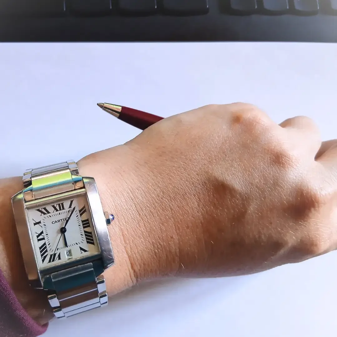 Décider de manière efficace. Quelle méthode de prise de décision fiable et rapide ? Un papier, un stylo et une montre au poignet.